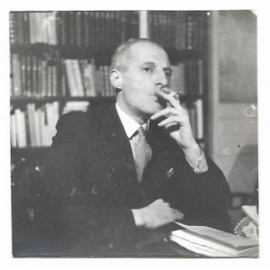 [TUWIM Julian - fotografia pozowana z papierosem]. [po 1945/l. 50. XX w.]. Fotografia form. 5,5x5,5 cm,...