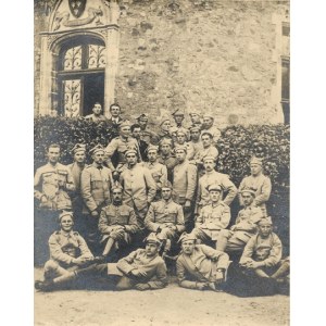 [WOJSKO Polskie - oddział Hallerczyków - fotografia pozowana]. [1917?]. Fotografia  form. 21,6x17,...