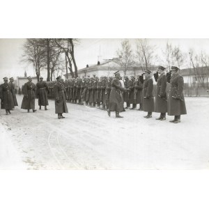 [WOJSKO Polskie - gen. Tadeusz Kasprzycki przed żołnierzami z 3. Batalionu Pancernego w Forcie Wola - fotografie sytuacy...