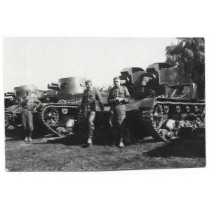 [WOJSKO Polskie - pancerniacy i  czołgi Vickers Typ A i B - fotografia sytuacyjna]. [ok. 1938]....