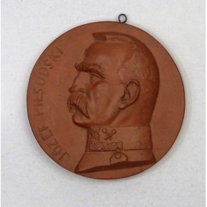 [PIŁSUDSKI Józef]. Medalion z wizerunkiem Józefa Piłsudskiego z lat 30. XX. Kolisty medalion o średn. 11,...