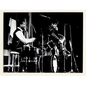 [Dave BRUBECK Quartet, członkowie zespołu]. Fotografia Mariana Saneckiego przedstawiająca perkusistę Alana Dawsona i kon...