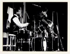 [Dave BRUBECK Quartet, członkowie zespołu]. Fotografia Mariana Saneckiego przedstawiająca perkusistę Alana Dawsona i kon...