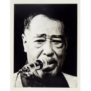 (ELLINGTON Duke). Die Fotografie von Marian Sanecki zeigt Duke Ellington vor einem Mikrofon, vermutlich während ...