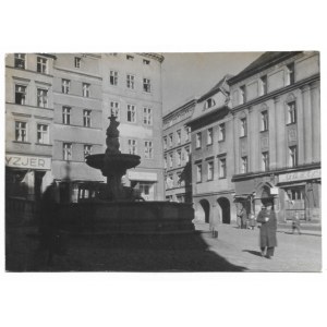 BUŁHAK Jan - [Kłodzko - przechodnie przed ratuszem - fotografia sytuacyjna]. [1946?]. Fotografia form. 11,4x16,...