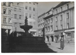 BUŁHAK Jan - [Kłodzko - przechodnie przed ratuszem - fotografia sytuacyjna]. [1946?]. Fotografia form. 11,4x16,...
