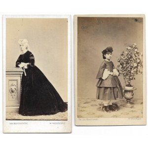 [Porträtfotografie - Frauen und Kinder]. Satz von 4 Fotografien aus dem Atelier von Jan Mieczkowski in Warschau, Wa...