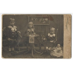 [FOTOGRAFIE posiert - Kinder]. [nach 1894]. Foto-Formular. 10,4x14,4 cm auf originaler Grundform. 10,5x16,...