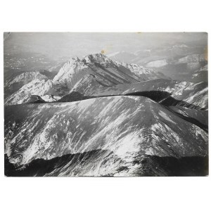 [BERGE - Tatra-Gebirge - Rote Spitze - Krzesanica - Giewont - Luftaufnahme]. [X 1927]. Foto-Formular. 11,7x16,...