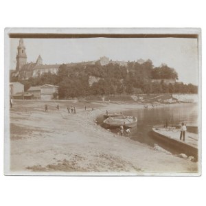 [KRAKÓW - widok Wawelu od strony zachodu - fotografia widokowa]. [XIX/XX w.]. Fotografia form. 8,8x11,...