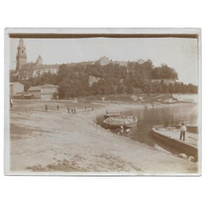 [KRAKOW - Ansicht des Wawel-Schlosses von Westen - Ansichtsfoto]. [19./20. Jh.]. Foto-Formular. 8,8x11,...