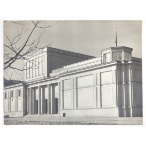 [KRAKÓW - Budynek Teatru Ludowego - fotografia widokowa]. [nie przed 1955]. Fotografia form. 22,3x29,...