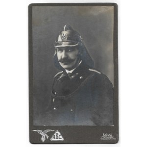 [ŁÓDŹ - Freiwillige Feuerwehr - Porträtfoto]. [l. 1930er]. Foto-Formular. 14,2x9,...