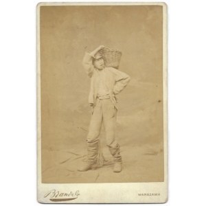 [WARSZAWA - chłopiec z koszykiem - fotografia pozowana]. [ok. 1880]. Fotografia form. 14,4x10,...