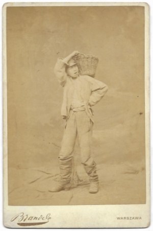 [WARSZAWA - chłopiec z koszykiem - fotografia pozowana]. [ok. 1880]. Fotografia form. 14,4x10,...