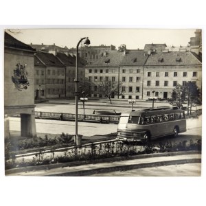 [WARSCHAU - Mariensztat-Markt - Situationsfoto]. [Anfang der 1950er Jahre]. Foto-Formular. 29,7x39,...