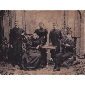 Rodzina Kleckich h. Prus - stoją od lewej: Leon Cyryl Onufry (1864 -1944?), Aniela Fortunata (1873-1941)...