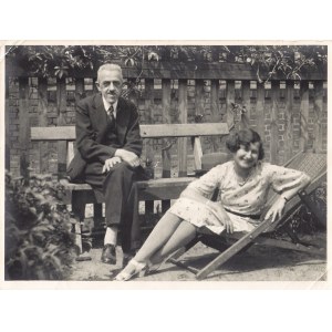 Aleksander Wat (1900-1967) z żoną Olą (1903-1991): Fotografia 17,8 × 23,6 cm, czarno-biała...