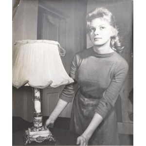 DZIEWCZYNA PRZY LAMPIE