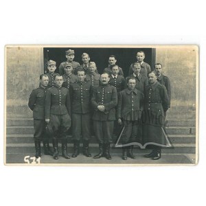 (POLSCY oficerowie w Murnau). Zdjęcie grupowe polskich oficerów w obozie jenieckim w Murnau.