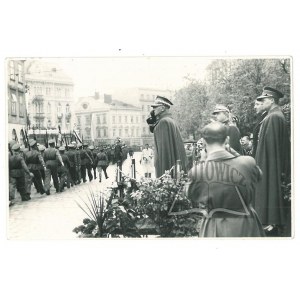 RYDZ-ŚMIGŁY Edward (1886-1941), marshal of Poland, receives a military parade in honor of the visit of King Charles II of Romania.