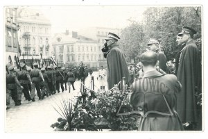 RYDZ-ŚMIGŁY Edward (1886-1941), maraszałek Polski przyjmuje defiladę wojskową na cześć wizyty króla Rumuni Karola II.