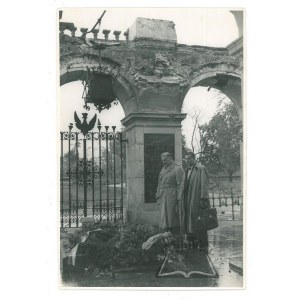 (WARSAW after World War II). At the Tomb of the Unknown Soldier.