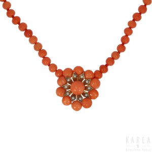 A coral bead necklace, late 19th/early 20th century