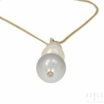 A pearl pendant with chain, 20th/21st century