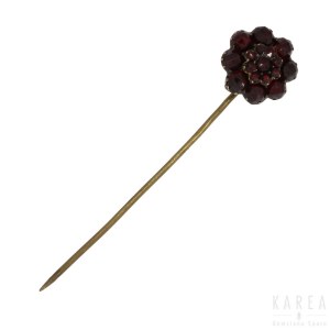 A garnet tie pin, late 19th/early 20th century