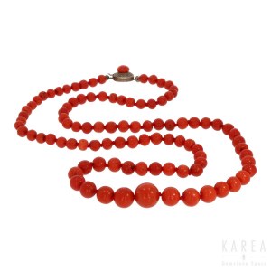 A single strand polished coral bead necklace, late 19th/early 20th century