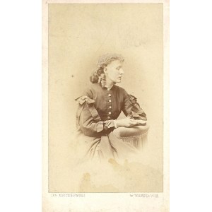 [FOTOGRAFIA portretowa - portret kobiety]. [nie przed 1861, nie po 1889]. Fotografia form. 9,1x5,...