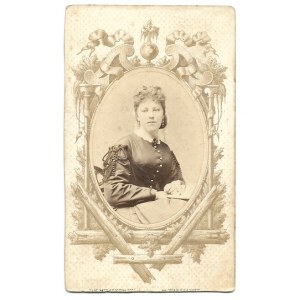 [FOTOGRAFIA portretowa - portret kobiety]. [nie po 1878]. Fotografia w owalu form. 5,4x4 cm na oryg....