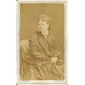 [FOTOGRAFIA portretowa - portret kobiety]. [1875]. Fotografia form. 9,3x5,4 cm na oryg. podkładzie form. 10,5x6,...