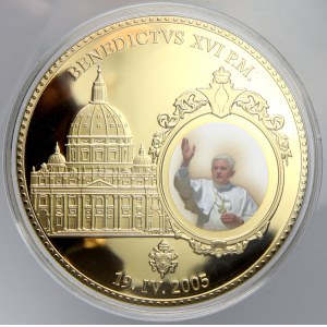 Benedikt XVI. (2005-13). Pam. medaile - chrám sv. Petra, barevný portrét papeže / Kristus na kříži, 4 papežské znaky...