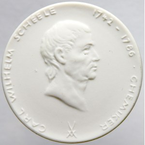 Numismatický kroužek Stralsund b.l. (1986). Portrét C. W. Scheele, opis / znak, opis. Bílý porcelán 41...
