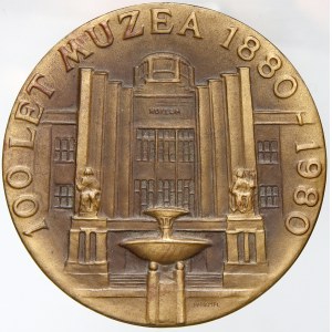 100 let muzea 1980. Budova muzea, opis / městský znak, opis. Sign. Hampl. Bronz 65 mm (123,3 g)