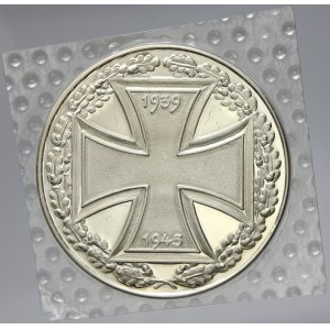Medaile připomínající dekorace III. Říše 1939 - 1945. Ve věnci Železný kříž s daty / miniatury odznaků voj. námořnictva...