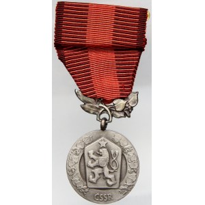Medaile Za zásluhy o obranu vlasti, II. vydání po r. 1960. Ag 0.925, stuha, etue. VM-43, SN-144