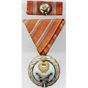 Vojenská medaile Za zásluhy se zlaceným znakem, přechodný typ z r. 1957. Bronz postř., smalt, stuha...