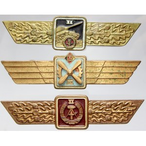Odznaky: vševojskový - II. tř., tankový - II. tř., letec mechanik - III. tř. Vše bronz šířky 90 mm...
