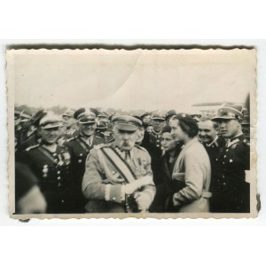 [fotografia] VOIGT J. - Józef Piłsudski wśród wojskowych [ok. 1930]