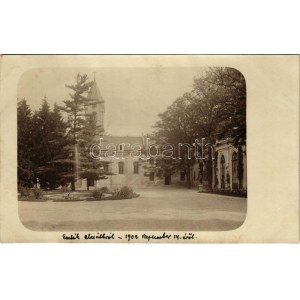 1902 Alcsút (Alcsútdoboz), Habsburg főhercegi kastélyudvara, szökőkút. photo