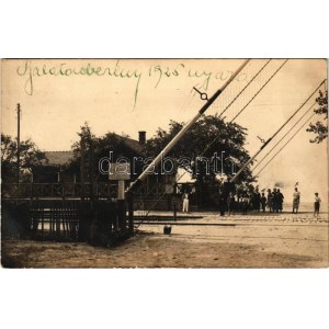 1925 Balatonberény, Vasútállomás, sorompó Figyelmeztetés táblával. photo
