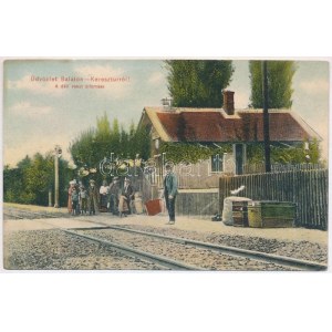 1906 Balatonkeresztúr, Déli vasútállomás, bakter piros zászlóval. Neumark Adolf kiadása