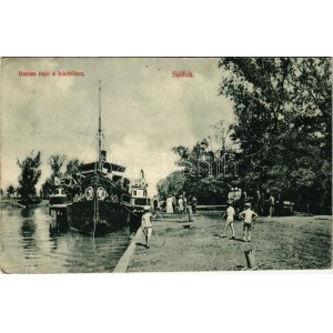 1908 Siófok, Baross hajó a kikötőben, karikázó gyerekek. Balaton áruház kiadása (EK)