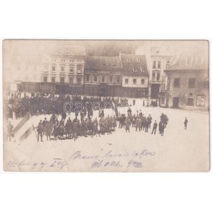 1916 Brassó, Kronstadt, Brasov; 300. honvéd gyalogezred I. zászlóalj katonái a város bevételekor a Fő téren október 9...