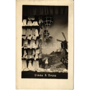 Brassó, Kronstadt, Brasov; Simon & Gross textil és zokni üzletének kirakata. Foto Carmen / textile and socks shop...