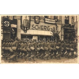 1940 Kolozsvár, Cluj; bevonulás, Eviva Mussolini, Hitler, Horthy és Mussolini arcképe Scherg üzlete fölött...