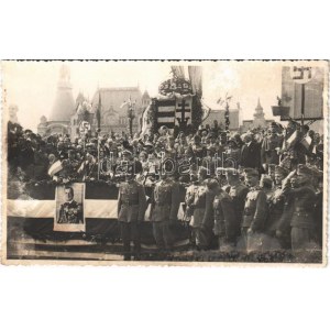 1940 Nagyvárad, Oradea; bevonulás, Horthy Miklós saját portréjával a magyar címer előtt, horogkereszt ...
